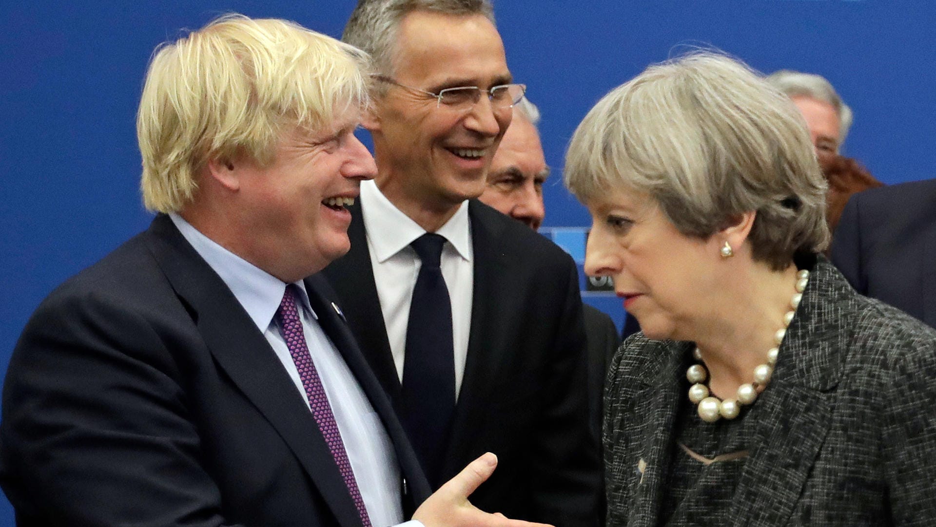 Außenminister Boris Johnson und Premierministerin Theresa May: Binnen weniger Stunden sind zwei Minister aus dem Kabinett Mays zurückgetreten.