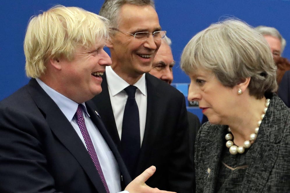 Außenminister Boris Johnson und Premierministerin Theresa May: Binnen weniger Stunden sind zwei Minister aus dem Kabinett Mays zurückgetreten.