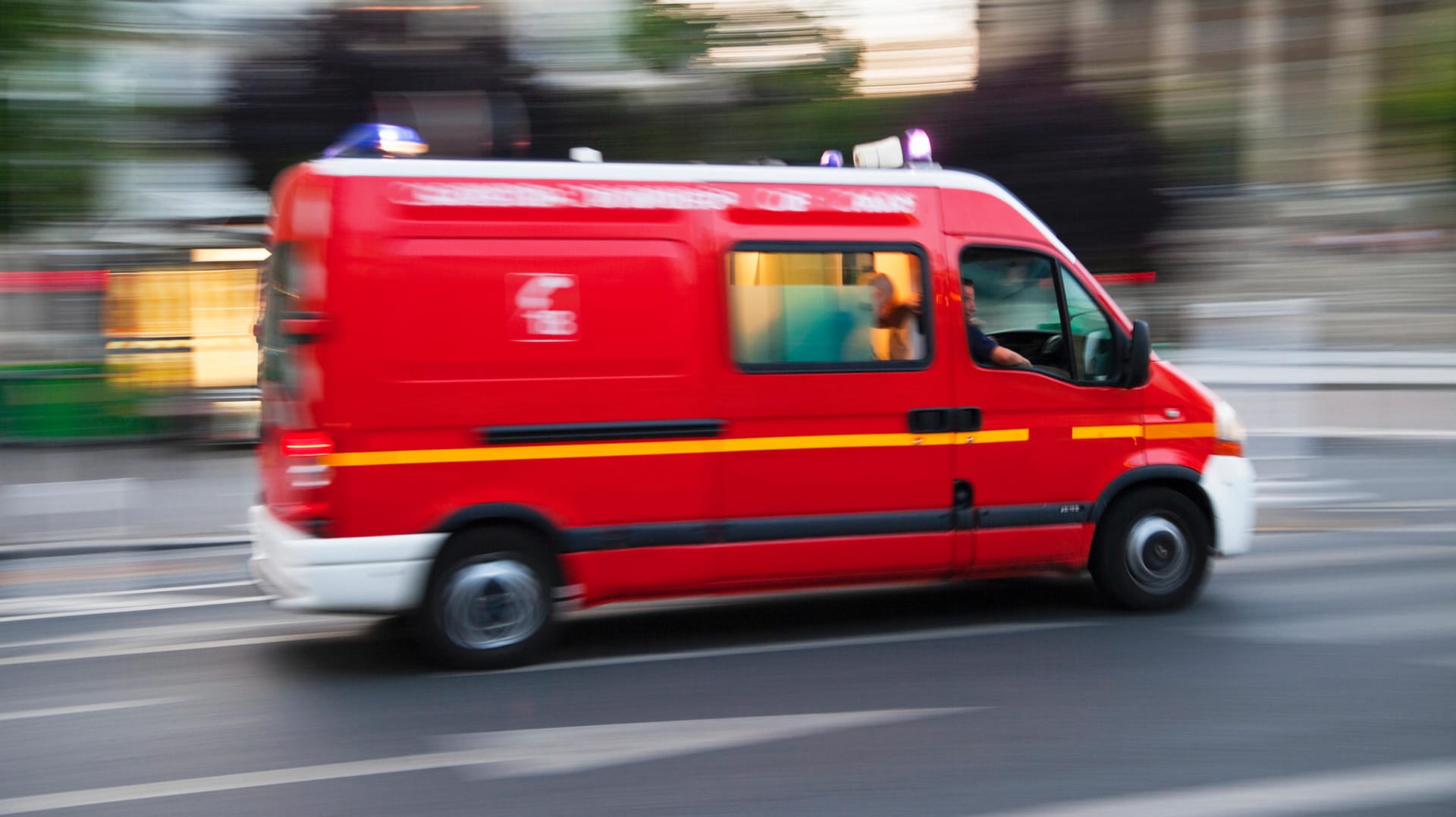 Ein Krankenwagen eilt zur Rettung (Symbolbild): In Chalon-sur-Saône konnten die Sanitäter nur noch den Tod der drei Kinder feststellen.