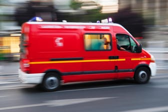 Ein Krankenwagen eilt zur Rettung (Symbolbild): In Chalon-sur-Saône konnten die Sanitäter nur noch den Tod der drei Kinder feststellen.