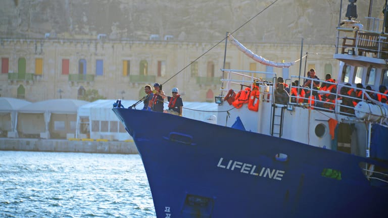 Die "Lifeline der deutschen Hilfsorganisation im Hafen von Valletta auf Malta: Das Boot wurde nach langer Odyssee dort festgesetzt.
