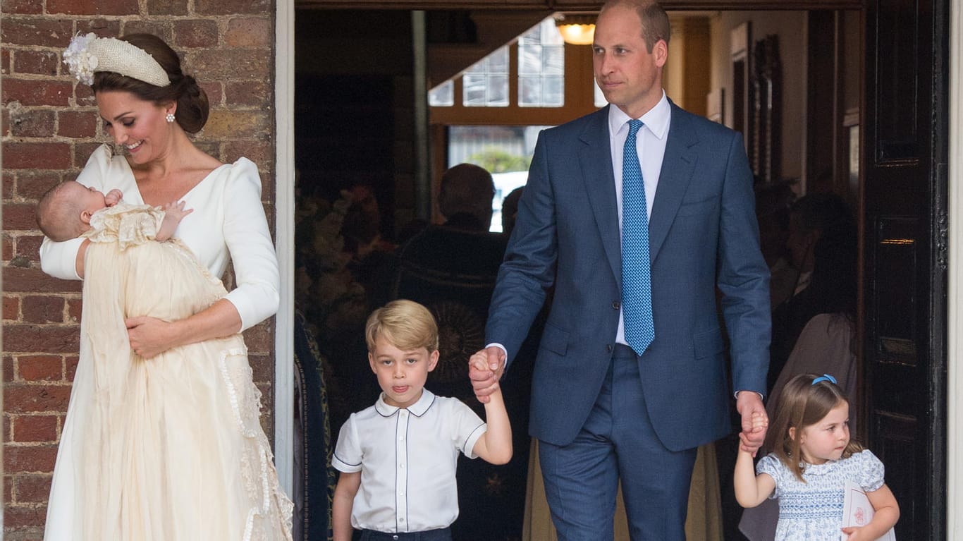 Nach der Taufe: Herzogin Kate trägt Prinz Louis. Prinz William kommt mit Prinz George und Prinzessin Charlotte hinterher.