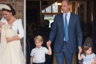 Nach der Taufe: Herzogin Kate trägt Prinz Louis. Prinz William kommt mit Prinz George und Prinzessin Charlotte hinterher.