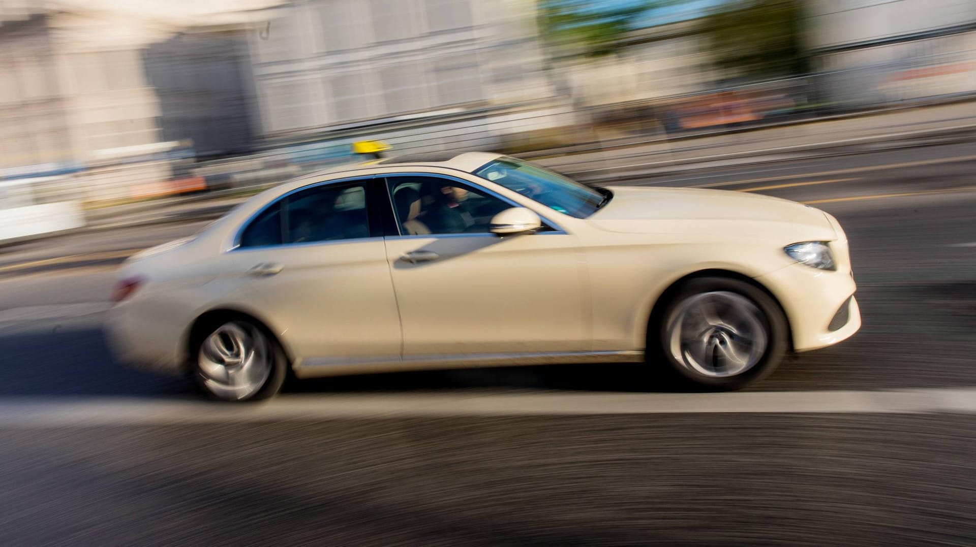 Ein Taxi auf dem Weg durch die Berliner Innenstadt (Symbolbild): Wer hier einsteigt, sollte besser das nötige Kleingeld dabei haben. Ein Taxi auf dem Weg durch die Berliner Innenstadt (Symbolbild): Wer hier einsteigt, sollte besser das nötige Kleingeld dabei haben.
