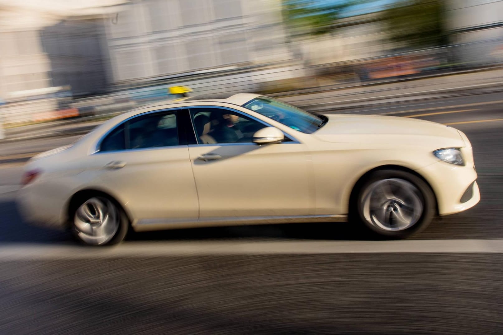 Ein Taxi auf dem Weg durch die Berliner Innenstadt (Symbolbild): Wer hier einsteigt, sollte besser das nötige Kleingeld dabei haben.