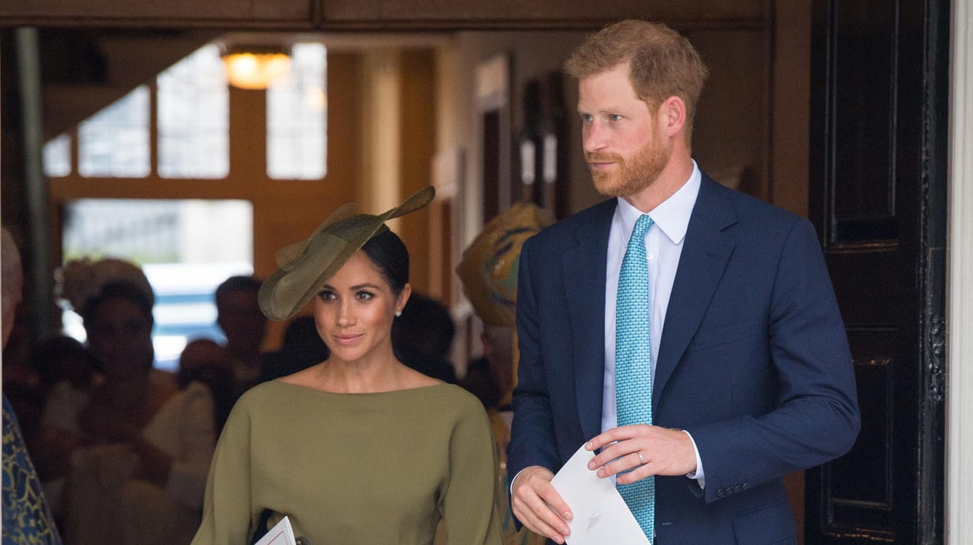 Auch ihr Auftritt wurde mit Spannung erwartet: Herzogin Meghan und Prinz Harry waren ebenfalls bei der Taufe von Prinz Louis dabei.