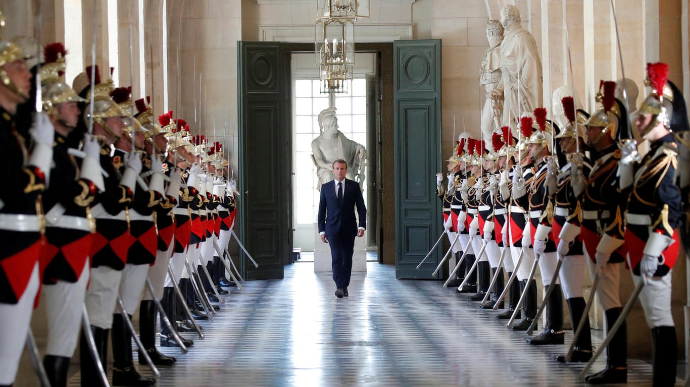 Präsident Macron hat im Schloss Versailles eine Rede zu seiner Politik gehalten. Dafür wurde er von der Opposition heftig kritisiert.