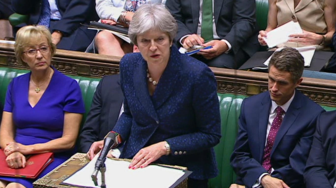 Theresa May hält eine Rede im Parlament: Nach dem Rücktritt von Boris Johnson besetzt May den Posten mit Brexit-Gegner Jeremy Hunt.
