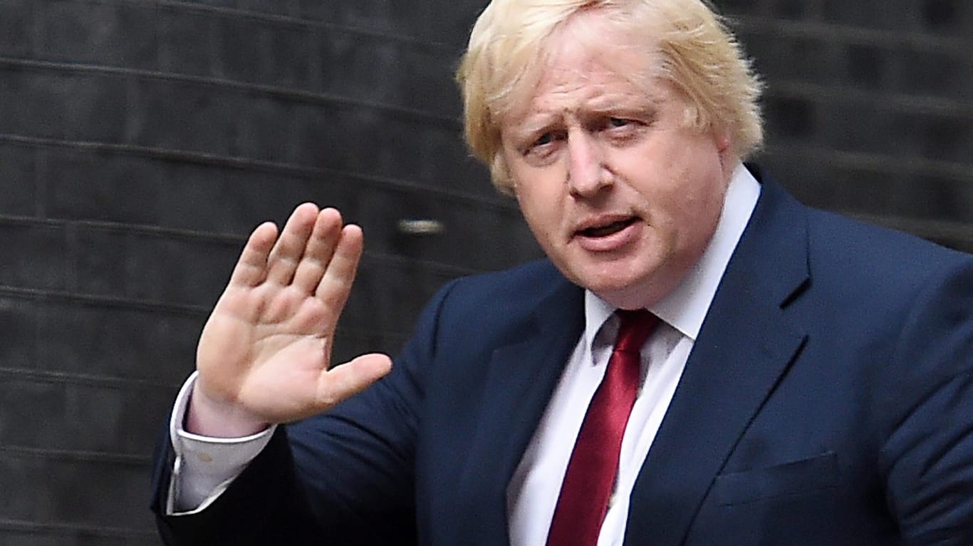 Boris Johnson kommt winkend in der Downing Street an: Johnson trat als britischer Außenminister zurück, weil er die Brexit-Pläne von Theresa May nicht mittragen wollte.