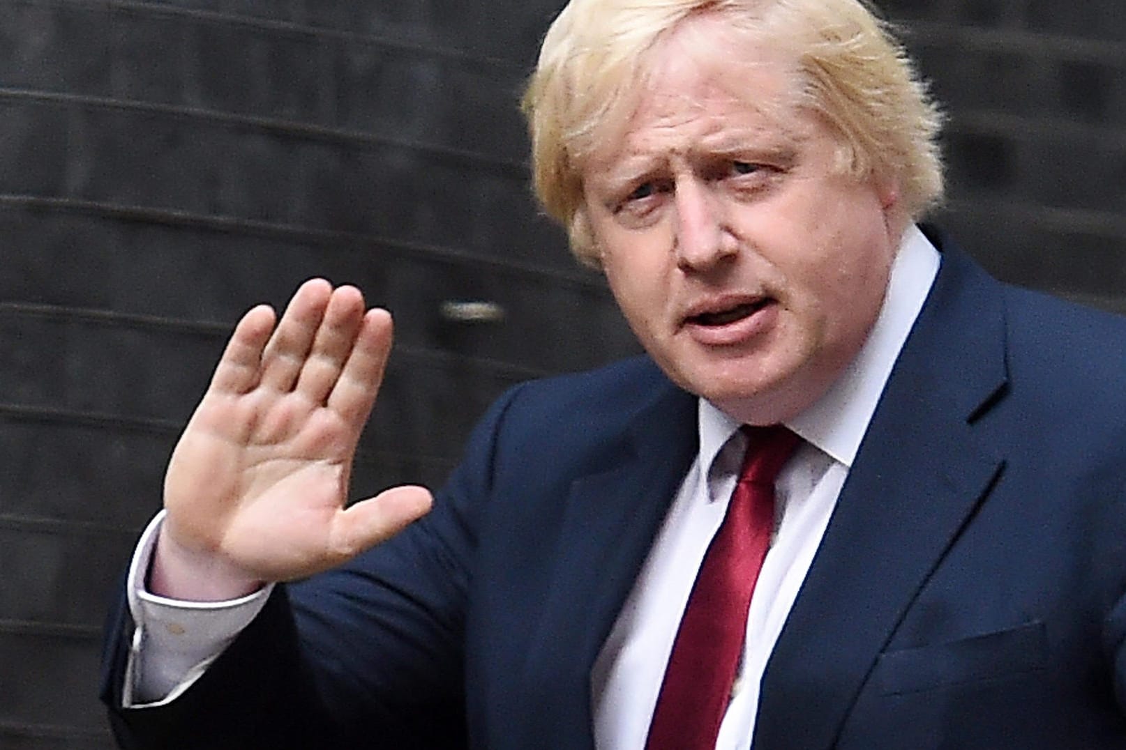 Boris Johnson kommt winkend in der Downing Street an: Johnson trat als britischer Außenminister zurück, weil er die Brexit-Pläne von Theresa May nicht mittragen wollte.