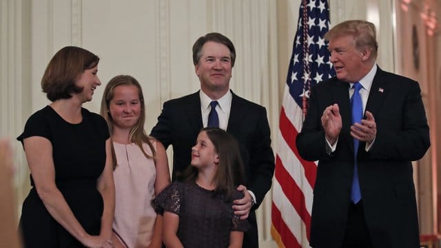 US-Präsident Trump steht während der Nominierung von Brett Kavanaugh als neuen Richter am Obersten Gerichtshof der USA neben dessen Familie. US-Präsident Trump steht während der Nominierung von Brett Kavanaugh als neuen Richter am Obersten Gerichtshof der USA neben dessen Familie.
