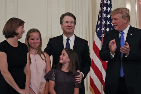 US-Präsident Trump steht während der Nominierung von Brett Kavanaugh als neuen Richter am Obersten Gerichtshof der USA neben dessen Familie.