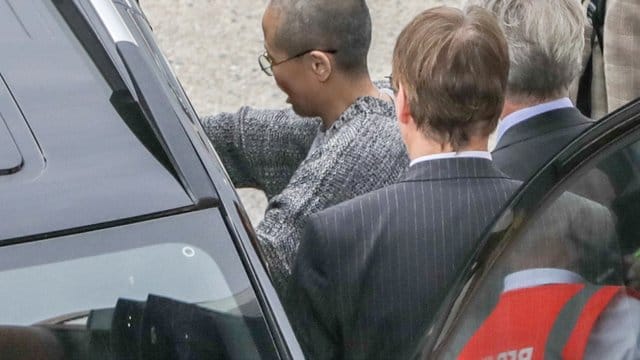 Liu Xia, Witwe des chinesischen Friedensnobelpreisträgers Liu Xiaobo, nach ihrer Ankunft auf dem Flughafen Berlin-Tegel.