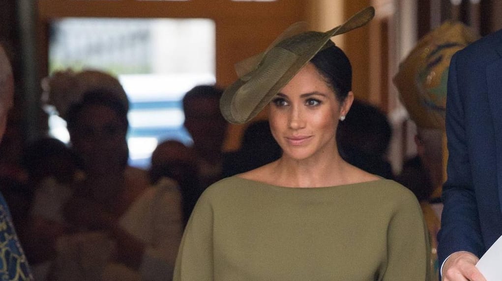 Unterwegs in Olivgrün: Für die Taufe von Prinz Louis wählte Herzogin Meghan ein Kleid von US-Designer Ralph Lauren.