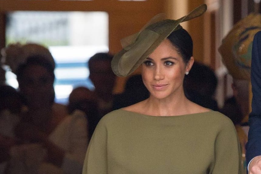 Unterwegs in Olivgrün: Für die Taufe von Prinz Louis wählte Herzogin Meghan ein Kleid von US-Designer Ralph Lauren.