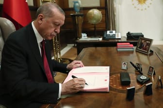 Erdogan unterzeichnet ein Dekret im Präsidentenpalast: Der türkische Präsident setzt bei seinem neuen Kabinett auf Vertraute und Verwandte.