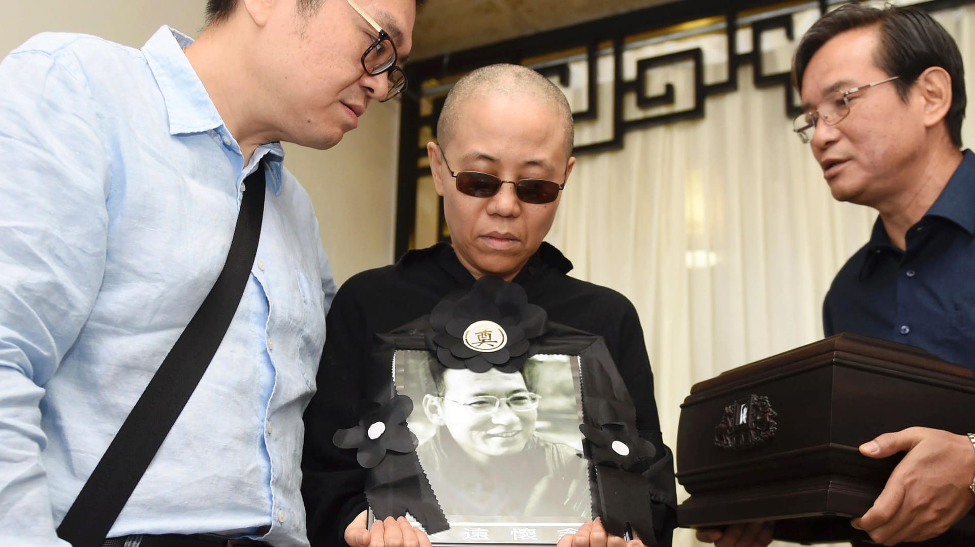 Liu Xia in Gedenken an ihren verstorbenen Ehemann: Die Witwe stand acht Jahre unter Hausarrest. Liu Xia in Gedenken an ihren verstorbenen Ehemann: Die Witwe stand acht Jahre unter Hausarrest.