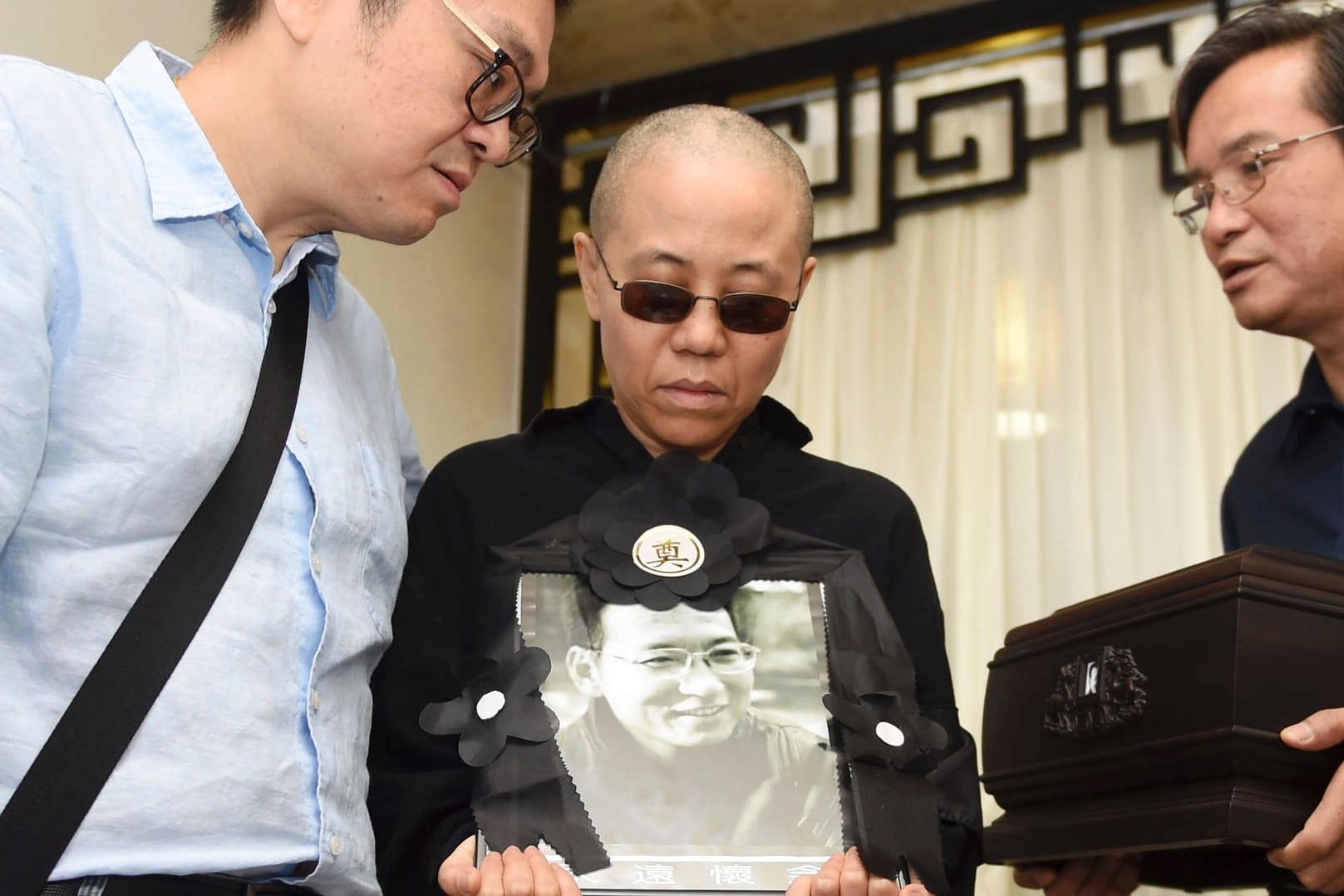 Liu Xia in Gedenken an ihren verstorbenen Ehemann: Die Witwe stand acht Jahre unter Hausarrest.