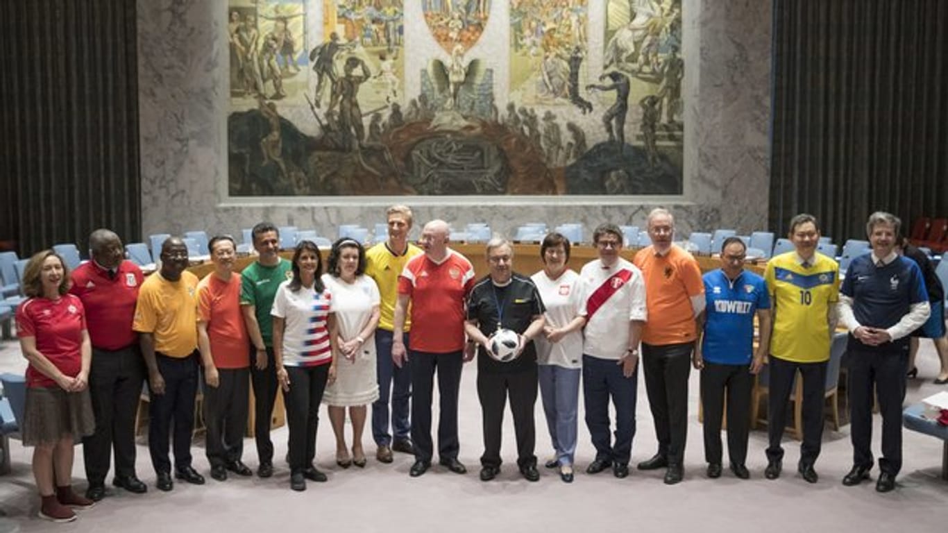 Die Botschafter des UN-Sicherheitsrats posieren für ein Foto mit den Trikots der Fußballmannschaften ihres Landes.