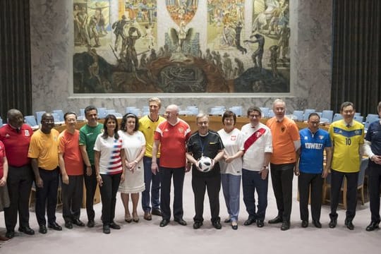 Die Botschafter des UN-Sicherheitsrats posieren für ein Foto mit den Trikots der Fußballmannschaften ihres Landes.