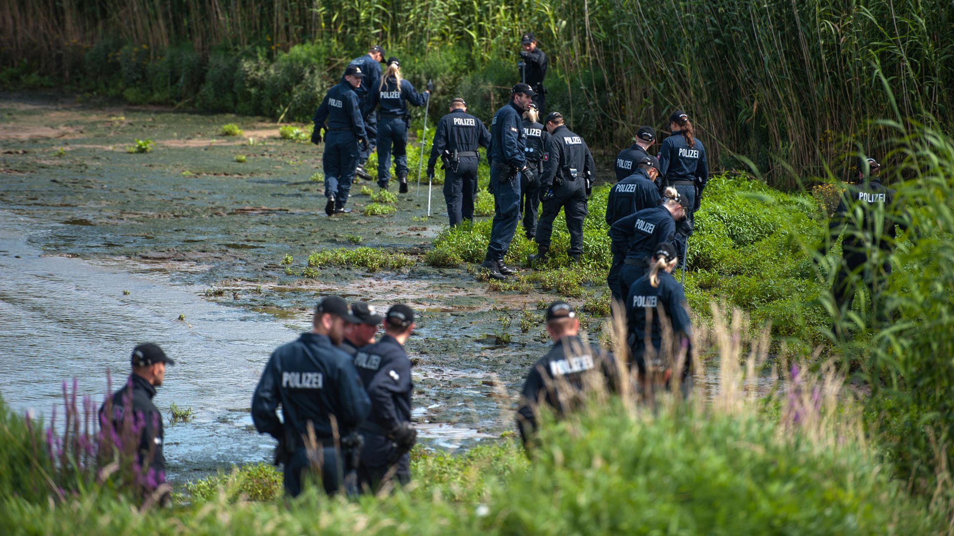 Polizisten suchten am Elbufer nach der vermissten Familie: Die Leiche des Vaters wurde damals gefunden. (Archivbild)