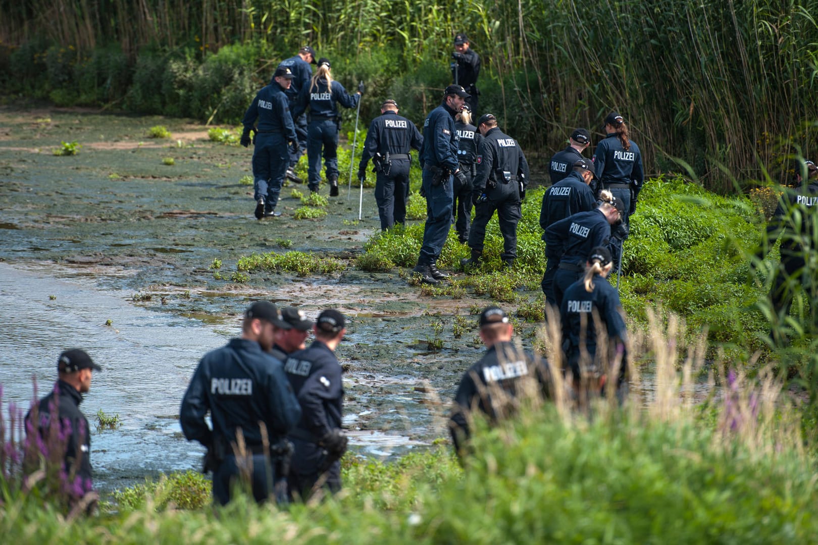 Polizisten suchten am Elbufer nach der vermissten Familie: Die Leiche des Vaters wurde damals gefunden. (Archivbild)