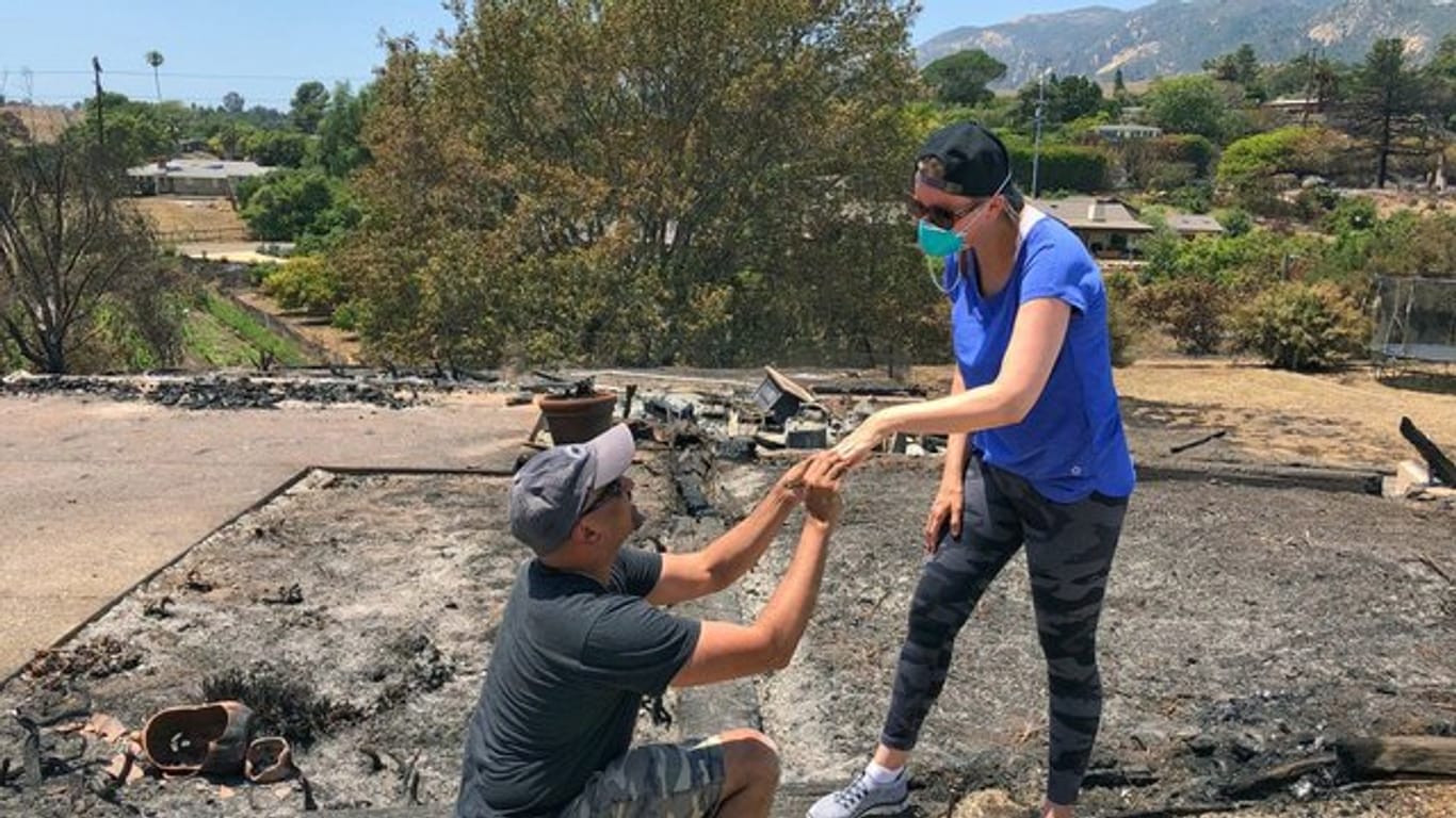In den Trümmern ihres völlig zerstörten Hauses hat ein Mann in Kalifornien erneut um die Hand seiner Frau angehalten.