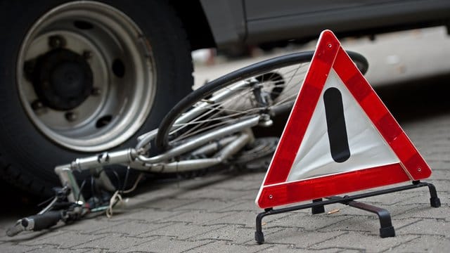 Ein Fahrrad liegt zu Anschauungszwecken bei einer Verkehrserziehungswoche für Schulen unter den Hinterrädern eines Lkw. Ein Fahrrad liegt zu Anschauungszwecken bei einer Verkehrserziehungswoche für Schulen unter den Hinterrädern eines Lkw.