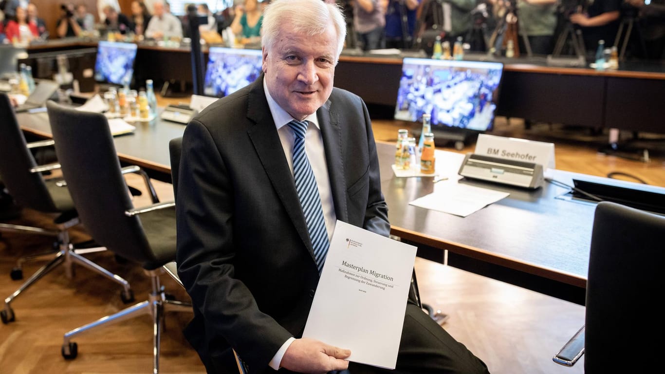 Horst Seehofer stellt den "Masterplan Migration" im Bundesinnenministerium vor: In seinem Plan kündigt der Innenminister eine "Asylwende" an.