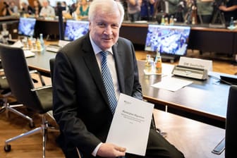 Horst Seehofer stellt den "Masterplan Migration" im Bundesinnenministerium vor: In seinem Plan kündigt der Innenminister eine "Asylwende" an.