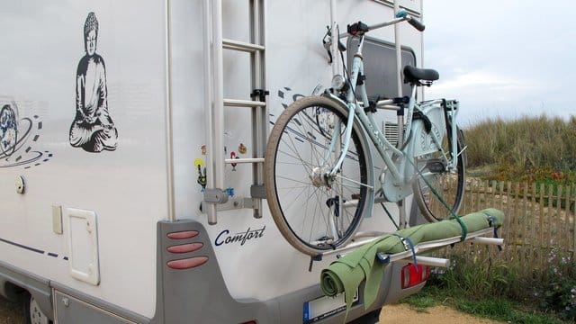 Sicher verstaut: Wer sein Fahrrad am Heck des Wohnmobils transportieren will, lässt sich am besten im Fachhandel beraten, welcher Träger dafür optimal ist. Sicher verstaut: Wer sein Fahrrad am Heck des Wohnmobils transportieren will, lässt sich am besten im Fachhandel beraten, welcher Träger dafür optimal ist.