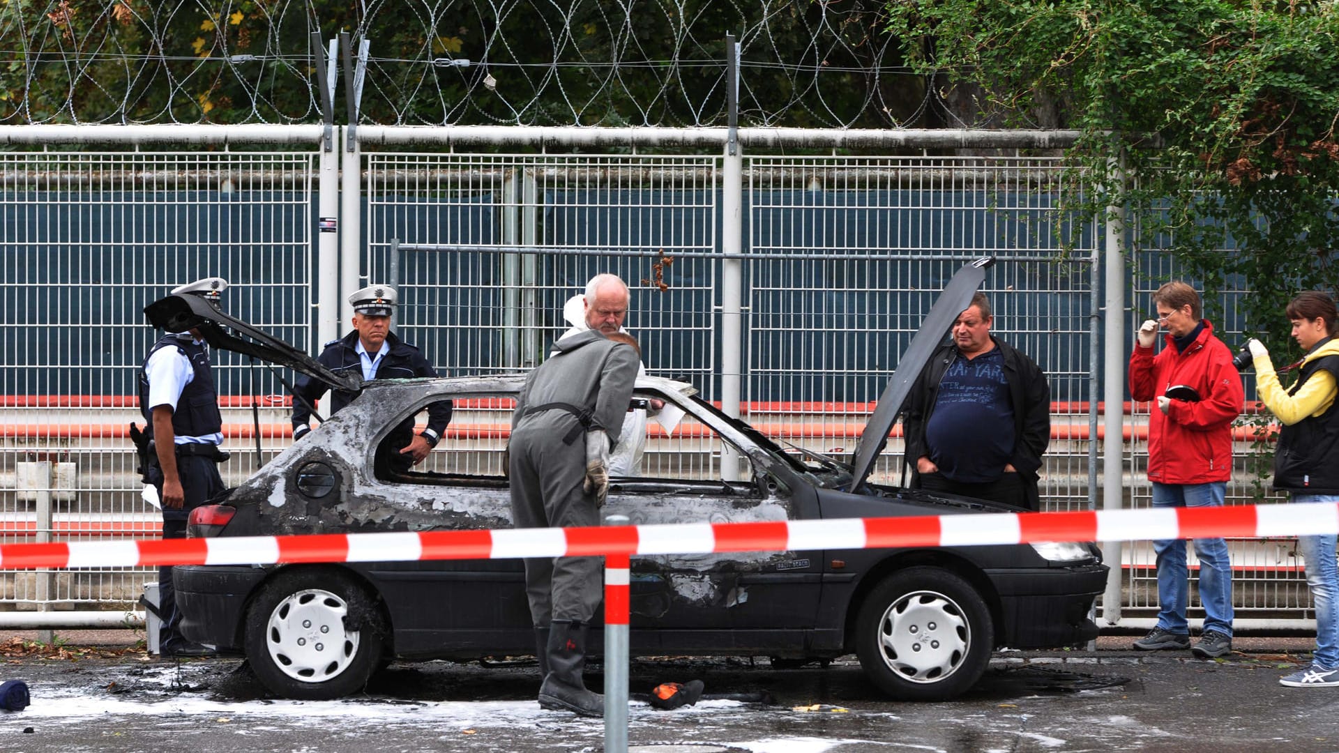 Der ausgebrannte Pkw des toten Zeugen H.: Kurz vor seiner erneuten Vernehmung beging er laut Ermittlungen Selbstmord.