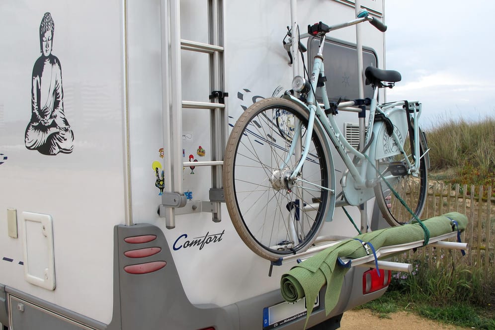 Radtransport mit Wohnmobil: Räder können Sie auf einem Fahrradträger am Wohnmobilheck transportieren. Hier gilt es, die Gewichtsvorgaben zu berücksichtigen.