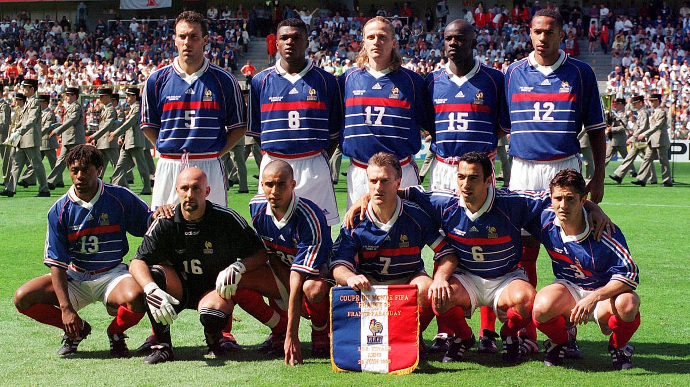 Thierry Henry (rechts oben) und Didier Deschamps (unten, dritter von rechts) waren Teil der französischen Weltmeister-Mannschaft von 1998.