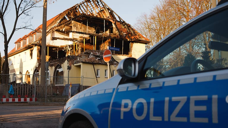 Ausgebranntes Wohnhaus in der Frühlingsstraße in Zwickau: Zschäpe hatte Feuer in der Wohnung gelegt, in der das Trio die letzten dreieinhalb Jahre im Untergrund verbrachte.