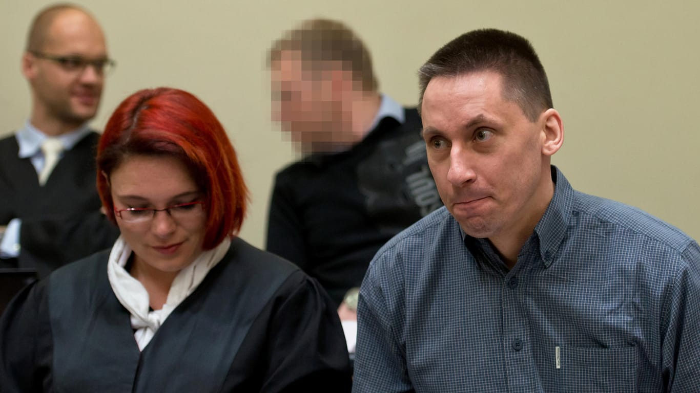 Mitangeklagter Ralf Wohlleben mit seiner Anwältin Nicole Schneiders, im Hintergrund Holger G.: Vorwurf der Beihilfe zum Mord in neun Fällen.