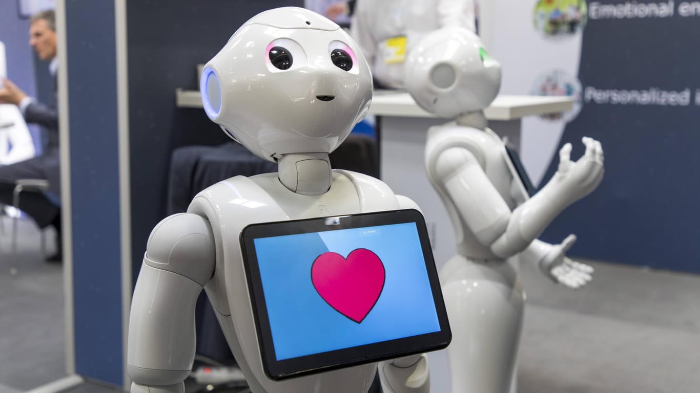 Ein Roboter auf der CEBIT 2018: Solinger Teenager können sich in einem Robotik-Workshop fit für die Technologien Zukunft machen.