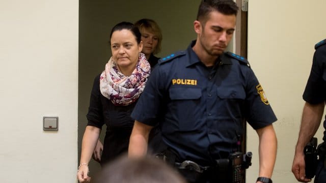 Beate Zschäpe kommt in den Gerichtssaal. Beate Zschäpe kommt in den Gerichtssaal.
