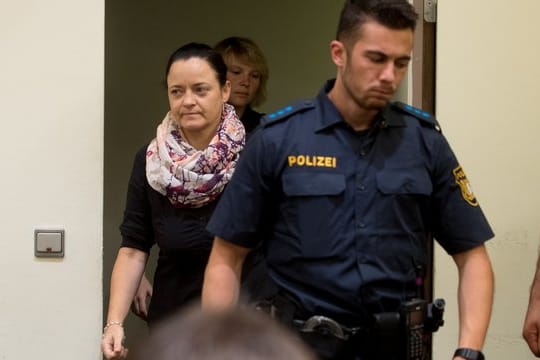 Beate Zschäpe kommt in den Gerichtssaal.