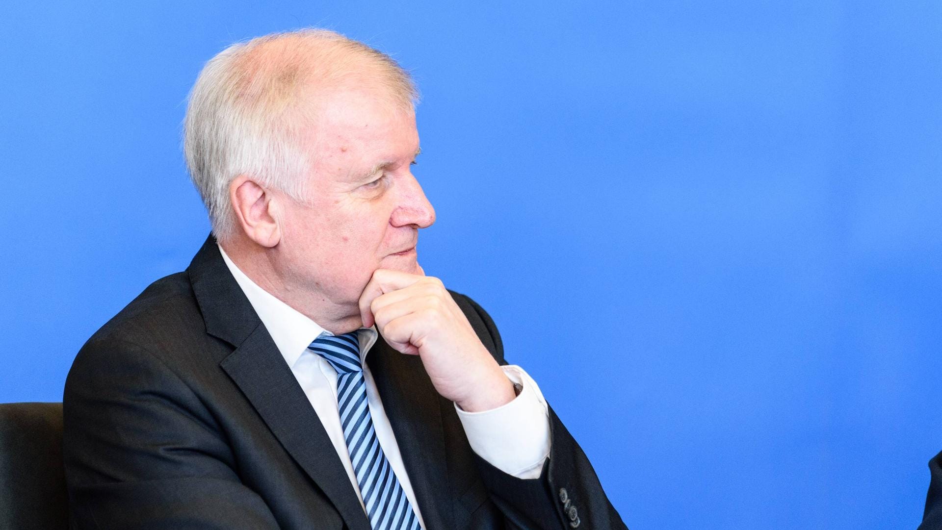 Horst Seehofer bei der Vorstellung seines Masterplans: Der Inhalt hat für Empörung bei der SPD geführt, weil keinerlei Beschlüsse der letzten Tage aufgenommen worden sind. Horst Seehofer bei der Vorstellung seines Masterplans: Der Inhalt hat für Empörung bei der SPD geführt, weil keinerlei Beschlüsse der letzten Tage aufgenommen worden sind.