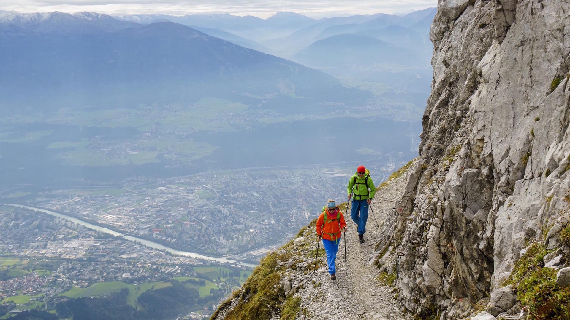 Nah am Abgrund: Der Goetheweg oberhalb von Innsbruck ist Teil des Innsbruck Treks.