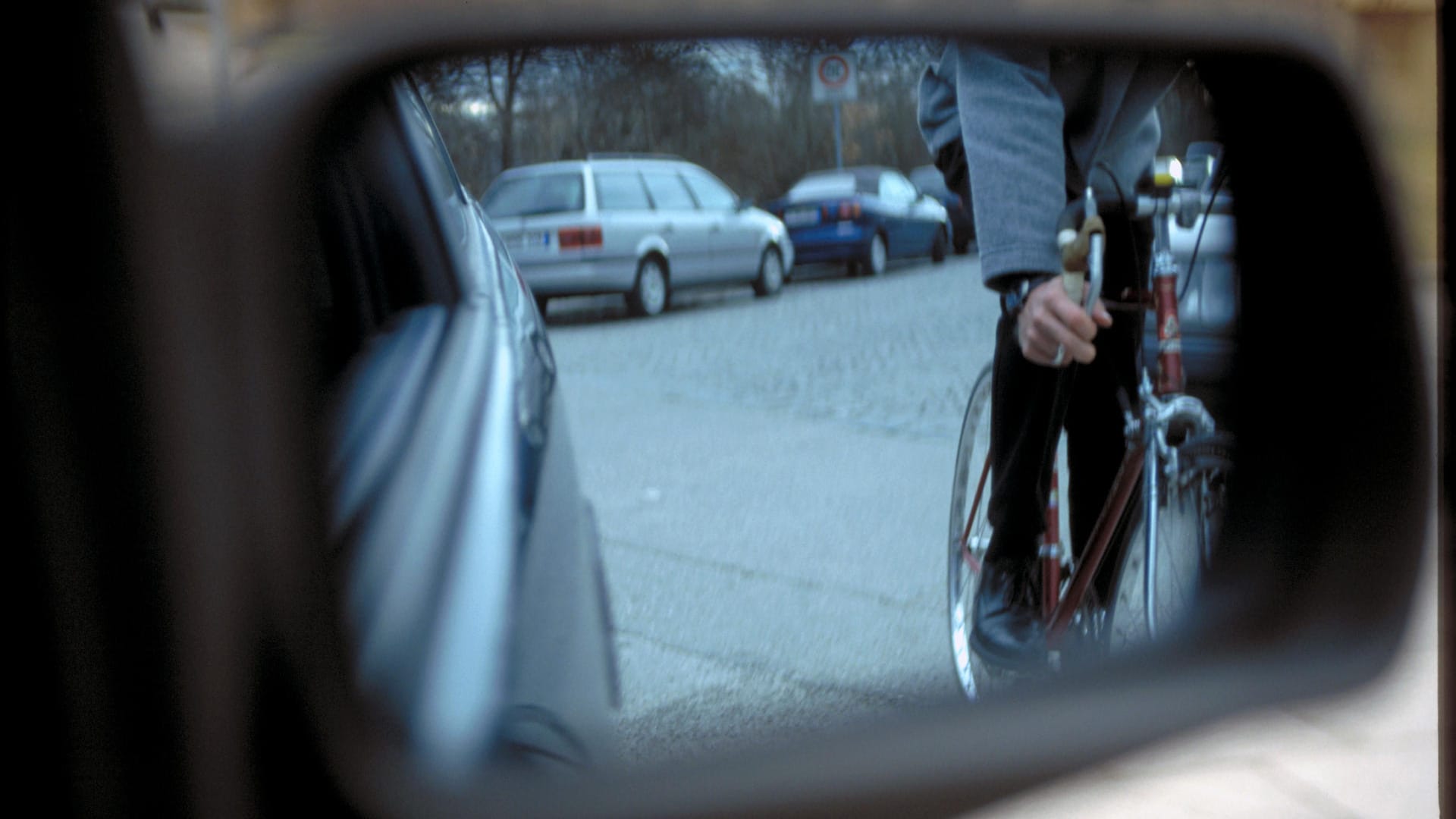 Beim Aussteigen kommt ein Radfahrer von hinten: Auch alltägliche Situationen können schnell gefährlich werden. Kleine Tipps können das Risiko verringern.