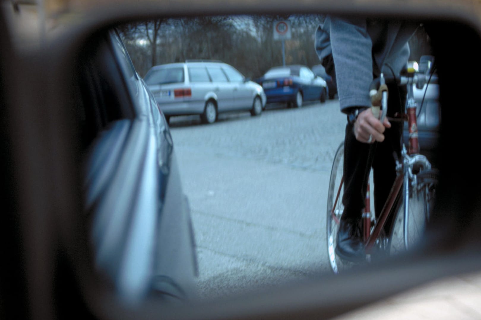 Beim Aussteigen kommt ein Radfahrer von hinten: Auch alltägliche Situationen können schnell gefährlich werden. Kleine Tipps können das Risiko verringern.