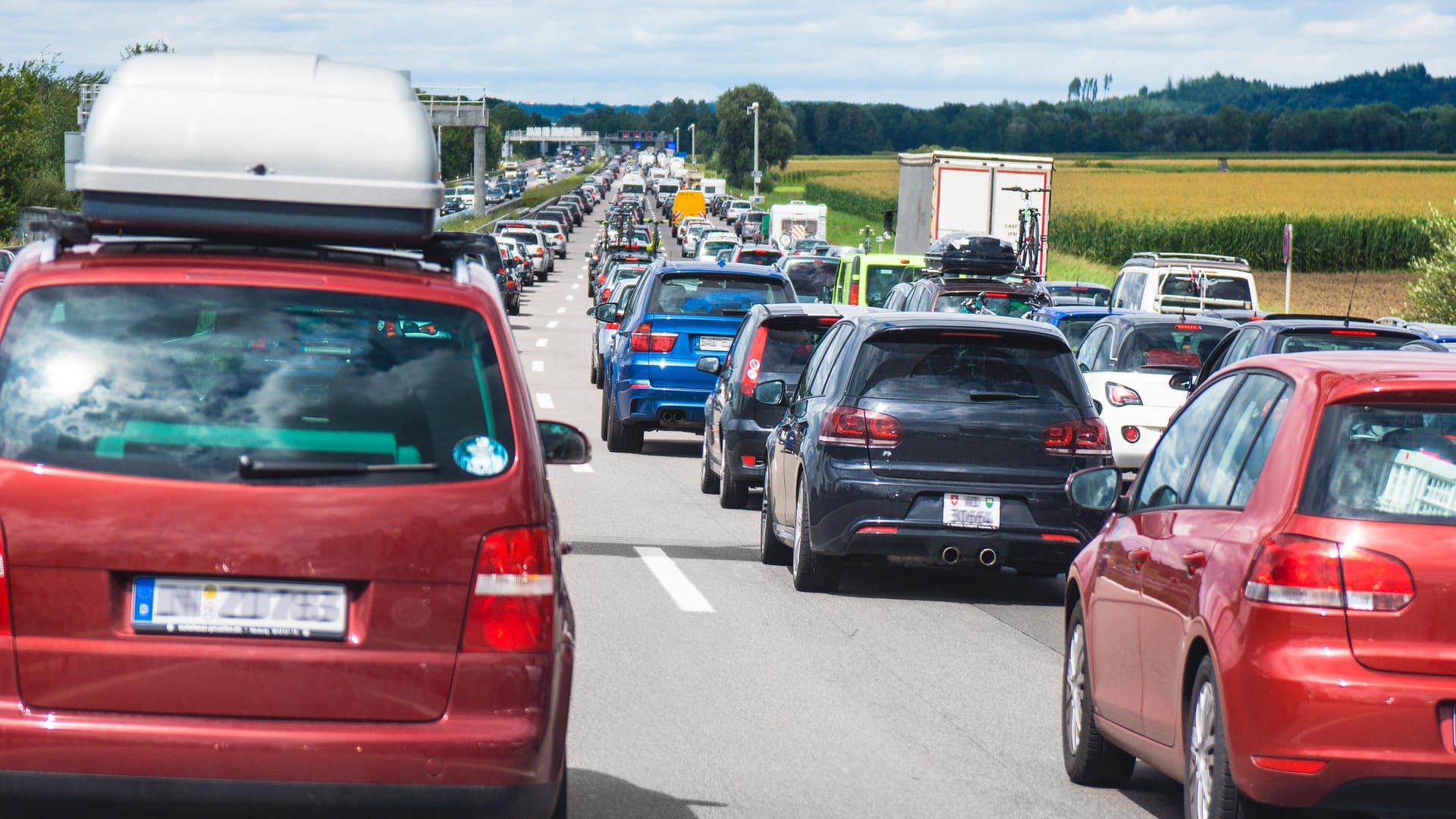 Autofahren im Stau: In jede Lücke zu preschen, bringt keinen Vorteil – erhöht aber die Gefahr von Auffahrunfällen.