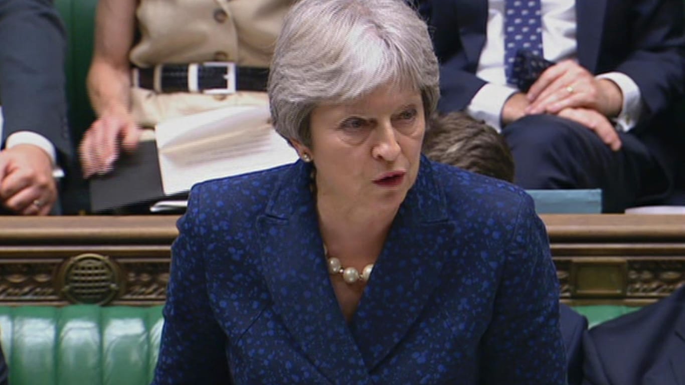 Premierministerin Theresa May im Parlament: Nach den Rücktritten ihres Außen- und Brexit-Ministers kämpft sie um Geschlossenheit in ihrer Regierung.