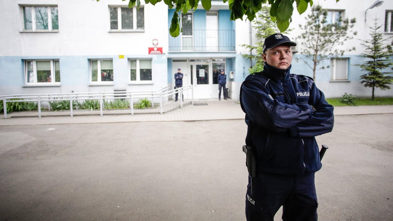 Die polnische Polizei: Obwohl die Beamten ihr Leben riskieren, verdienen sie als Einsteiger nur 460 Euro netto. (Archivbild)