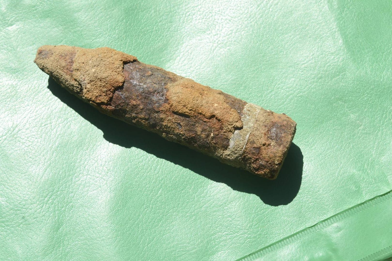 Eine Sprenggranate: Der Sprengkörper, den die Frau gefunden hatte, war rund 30 Zentimeter groß. (Symbolbild)