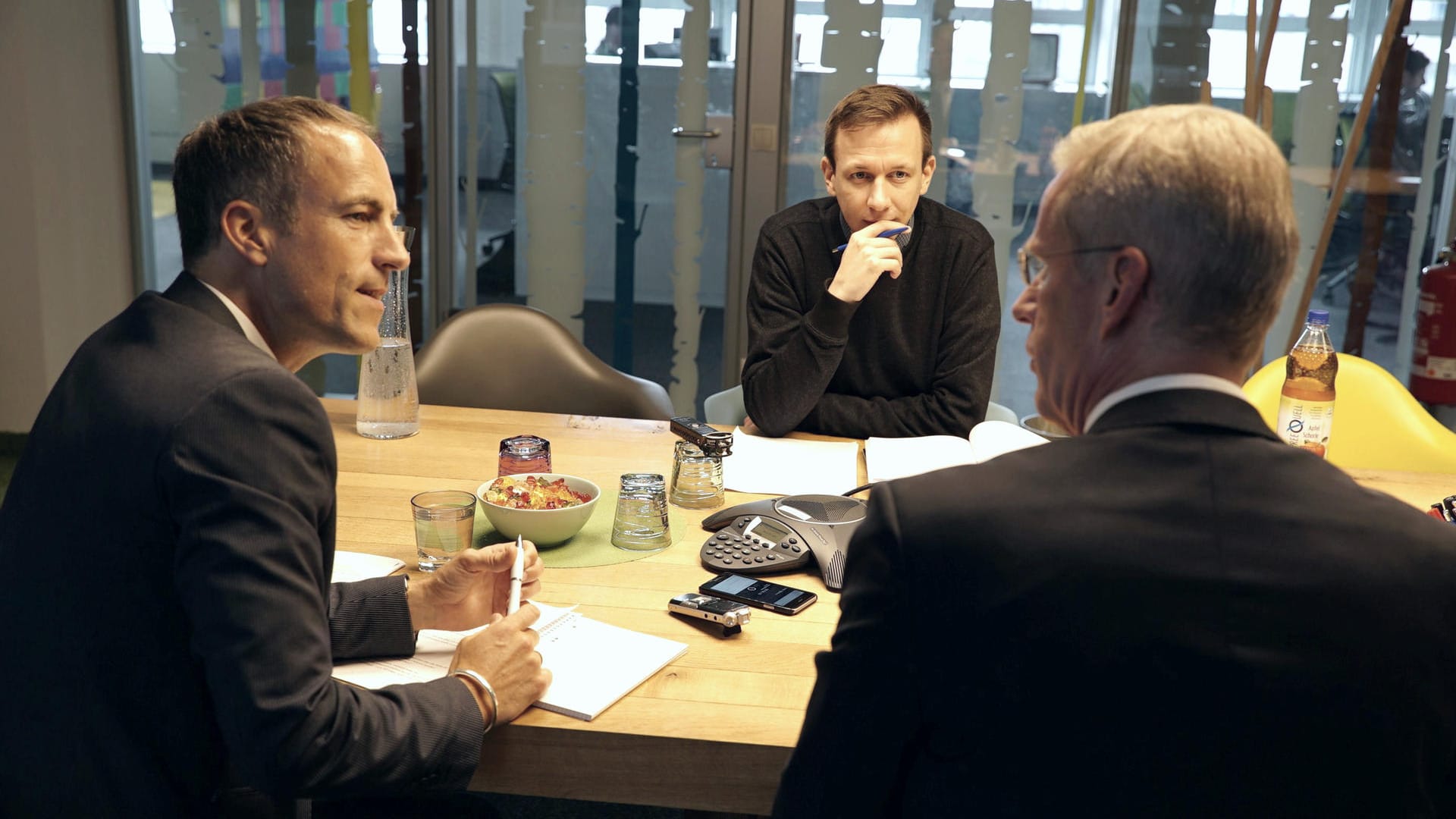 Die Redakteure Florian Harms und Jonas Mueller-Töwe im Gespräch mit Clemens Binninger: Der ehemalige CDU-Bundestagsabgeordnete fordert weitere Ermittlungen zur NSU-Mordserie.