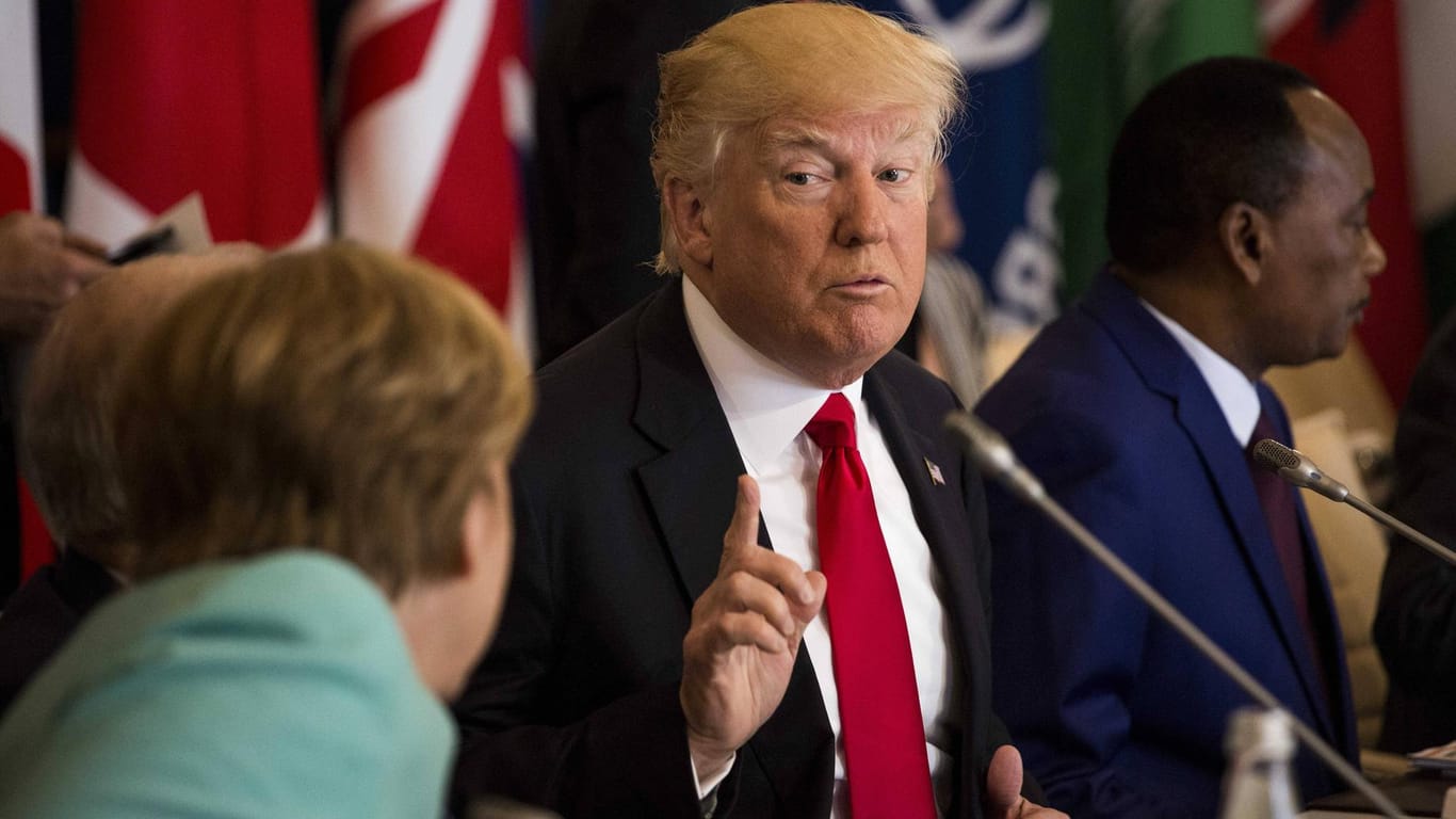 US-Präsident Trump und Kanzlerin Angela Merkel auf dem G7 Gipfel vor einem Jahr in Italien: War es um die Beziehungen damals schon nicht gut bestellt, könnte das Verhältnis von Trump zum Rest der Welt beim Nato-Gipfel eskalieren.