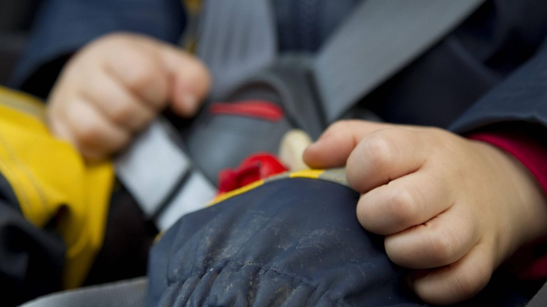 Ein Kind im Kinderautositz: Von 12 bis 17 Uhr saß das Kind alleine im heißen Auto. Ein Kind im Kinderautositz: Von 12 bis 17 Uhr saß das Kind alleine im heißen Auto.